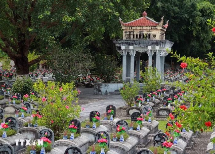 Nghĩa trang rộng chừng 3ha, nằm gọn trong thung lũng, được bao bọc, che chở bởi những dãy núi rừng trùng điệp.. (Ảnh: Trọng Đức/TTXVN)