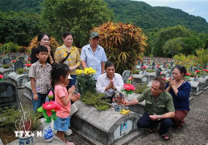 Dâng hương lên phần mộ liệt sỹ tại Nghĩa trang Liệt sỹ Quốc tế Đồng Tâm. (Ảnh: Trọng Đức/TTXVN)