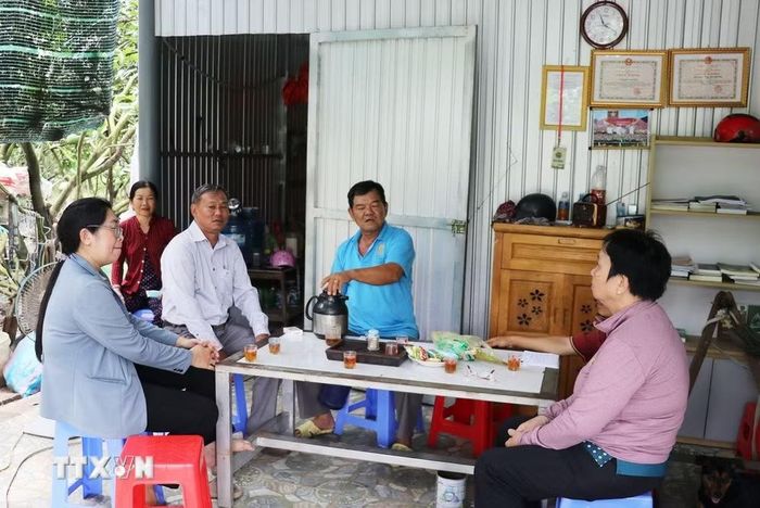 Các hội viên Hội quán bưởi da xanh Mỹ Phú, phường Mỹ Phong, tỉnh Đồng Tháp, chia sẻ kinh nghiệm sản xuất bưởi đạt chuẩn xuất khẩu. (Ảnh: Hữu Chí/TTXVN)
