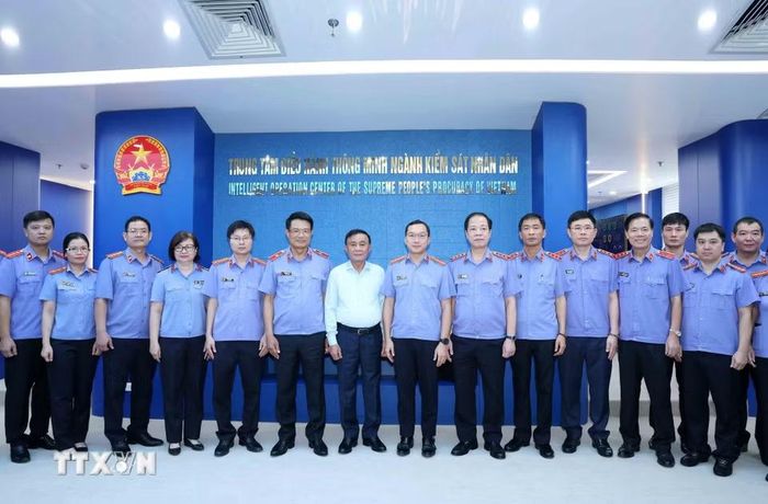 Thường trực Ban Bí thư Trần Cẩm Tú thăm Trung tâm điều hành thông minh và nền tảng quản lý án hình sự của ngành Kiểm sát Nhân dân. (Ảnh: Phương Hoa/TTXVN)