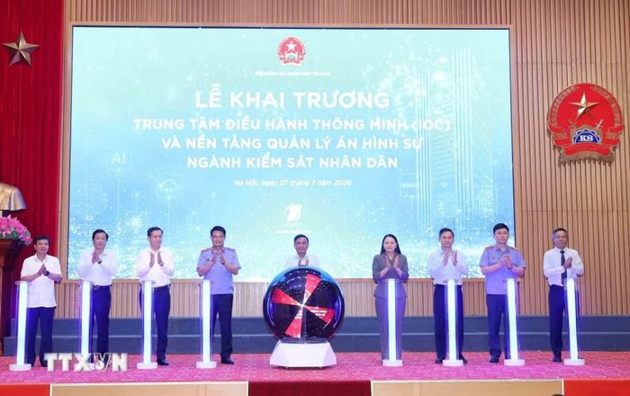 Thường trực Ban Bí thư Trần Cẩm Tú cùng các đại biểu thực hiện nghi thức khai trương Trung tâm điều hành thông minh và nền tảng quản lý án hình sự của ngành Kiểm sát Nhân dân. (Ảnh: Phương Hoa/TTXVN)