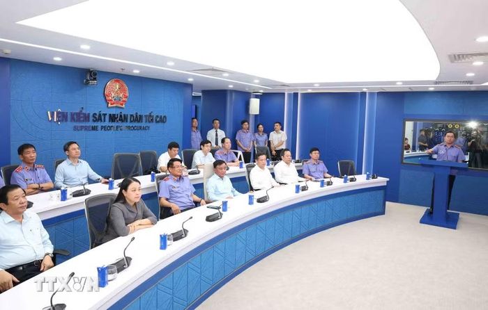 Thường trực Ban Bí thư Trần Cẩm Tú thăm Trung tâm điều hành thông minh và nền tảng quản lý án hình sự của ngành Kiểm sát Nhân dân. (Ảnh: Phương Hoa/TTXVN)