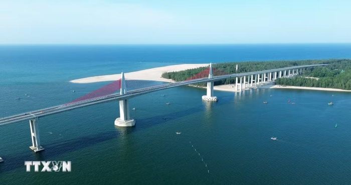 Hệ thống dây văng màu đỏ rực rỡ nổi bật giữa nền xanh của biển trời, trở thành biểu tượng nhận diện kiến trúc mới cho dải đất ven biển cố đô. (Ảnh: Quốc Khánh/TTXVN)