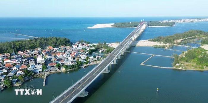 Cầu vượt cửa biển Thuận An được kỳ vọng sẽ trở thành động lực thúc đẩy kinh tế–du lịch khu vực, nằm trong tổng thể tuyến đường ven biển kết nối Quốc lộ 49B với Quốc lộ 49A, xóa bỏ sự chia cắt lâu nay giữa hai bờ cửa biển Thuận An – nơi từng phụ thuộc vào đò ngang trong nhiều năm. (Ảnh: Quốc Khánh/TTXVN)