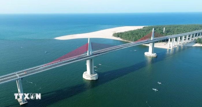 Điểm nhấn thị giác mạnh mẽ nhất của cây cầu là hai trụ tháp chính hình chữ A vươn cao sừng sững, mang lại dáng vẻ hiện đại nhưng vẫn vững chãi trước gió bão khắc nghiệt miền Trung. (Ảnh: Quốc Khánh/TTXVN)