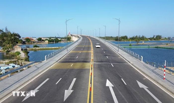 Hệ thống dải phân cách, biển chỉ dẫn được thiết kế rõ ràng, thuận lợi cho người dân khi tham gia giao thông trên cầu. (Ảnh: Quốc Khánh/TTXVN)