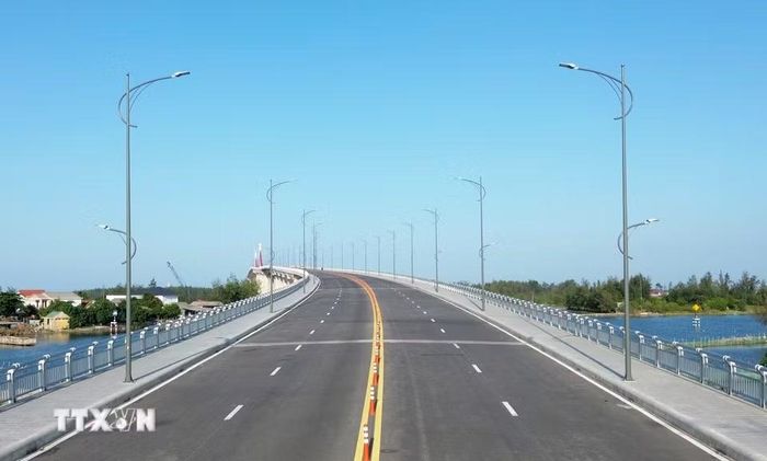 Hệ thống chiếu sáng hiện đại trên cầu đáp ứng nhu cầu di chuyển của người dân khi lên đèn. (Ảnh: Quốc Khánh/TTXVN)