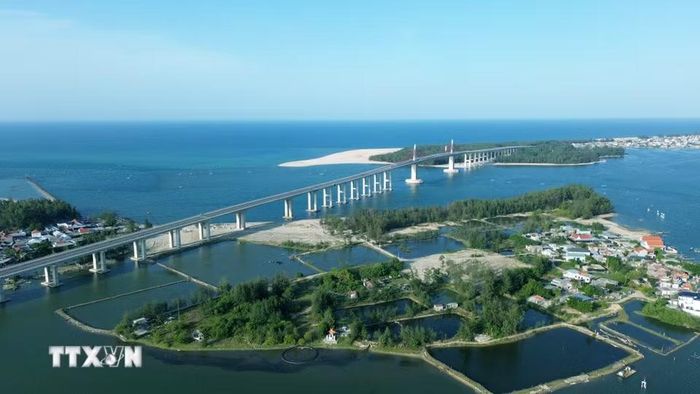 Công trình có điểm đầu tại nút giao Quốc lộ 49B-cầu Tam Giang, điểm cuối tại nút giao Quốc lộ 49A-49B, tổng chiều dài khoảng 7,785km. Trong đó, cầu vượt cửa biển Thuận An dài khoảng 2,36km, phần đường bộ dài khoảng 5,3km. (Ảnh: Quốc Khánh/TTXVN)