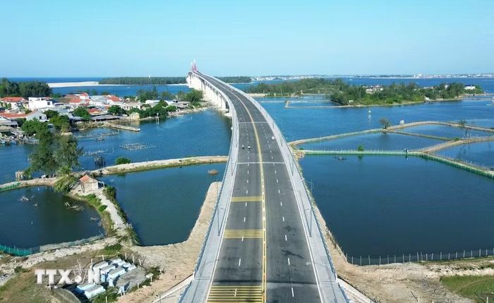 Cầu vượt cửa biển Thuận An đã xóa bỏ sự chia cắt lâu nay giữa hai bờ cửa biển Thuận An - nơi từng phụ thuộc vào đò ngang trong nhiều năm và góp phần thúc đẩy phát triển kinh tế, xã hội địa phương nơi đây. (Ảnh: Quốc Khánh/TTXVN)