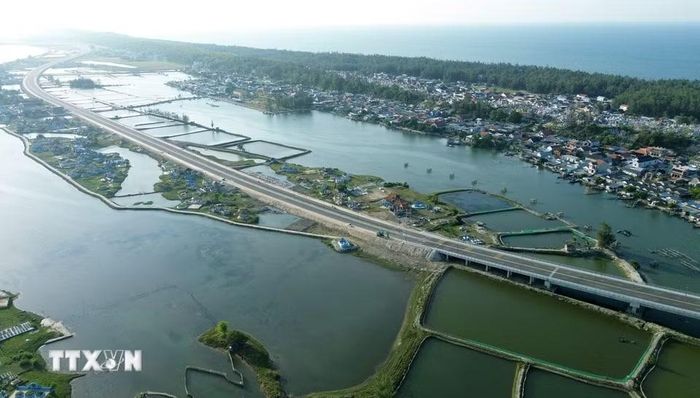 Đường dẫn lên cầu trong khung cảnh tuyệt đẹp của phá Tam Giang. (Ảnh: Quốc Khánh/TTXVN)