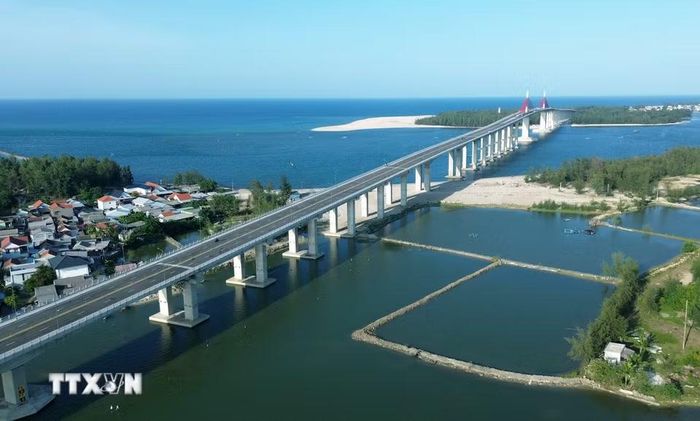 Toàn bộ hệ thống cầu được nâng đỡ bởi 2 mố và 50 trụ đặt trên hệ móng cọc khoan nhồi đường kính từ 1,5m đến 2m. Để thích ứng với môi trường biển khắc nghiệt, các hạng mục như lan can, khe co giãn và gối cầu đều được sử dụng vật liệu chống ăn mòn theo tiêu chuẩn kỹ thuật cao nhất. (Ảnh: Quốc Khánh/TTXVN)