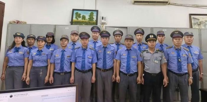 Các thành viên của tổ tàu SE2 thuộc Chi nhánh Đoàn tiếp viên Đường sắt Hà Nội kịp thời cấp cứu một hành khách đi tàu có dấu hiệu đột quỵ. (Ảnh: VNR cung cấp)