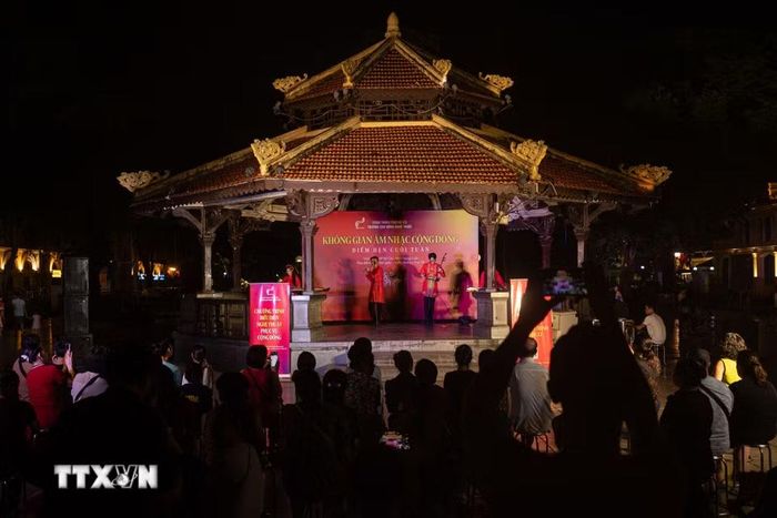 Chương trình biểu diễn nhạc cụ truyền thống phục vụ cộng đồng tại khu vực Nhà Bát Giác (vườn hoa Lý Thái Tổ). Đây là hoạt động văn hóa thường niên do Ủy ban nhân dân Thành phố Hà Nội và trường Cao đẳng nghệ thuật Hà Nội tổ chức vào mỗi dịp cuối tuần, tạo không gian sinh hoạt văn hóa lành mạnh, thu hút đông đảo người dân và du khách thưởng thức khi về đêm. (Ảnh: Tiến Long/TTXVN phát)