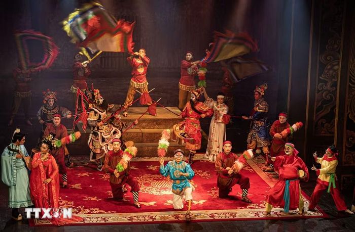 Các show diễn nghệ thuật truyền thống mỗi tối cuối tuần không chỉ làm phong phú thêm sản phẩm du lịch đêm của Hà Nội mà còn giúp bảo tồn, lan tỏa nét đẹp văn hóa dân tộc tới du khách trong và ngoài nước. (Ảnh: Tiến Long/TTXVN phát)