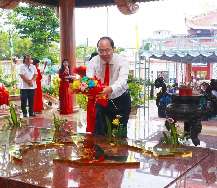 Bí thư Tỉnh ủy Cà Mau Nguyễn Hồ Hải dâng hoa tưởng niệm các Anh hùng liệt sỹ tại Đền thờ 10 Anh hùng liệt sỹ khởi nghĩa Hòn Khoai. (Ảnh: Huỳnh Anh/TTXVN)