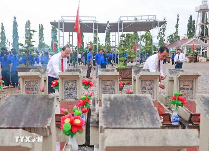 Các đồng chí lãnh đạo tỉnh Cà Mau dâng hương tưởng niệm các Anh hùng liệt sỹ tại Nghĩa trang Liệt sỹ tỉnh Cà Mau. (Ảnh: Huỳnh Anh/TTXVN)