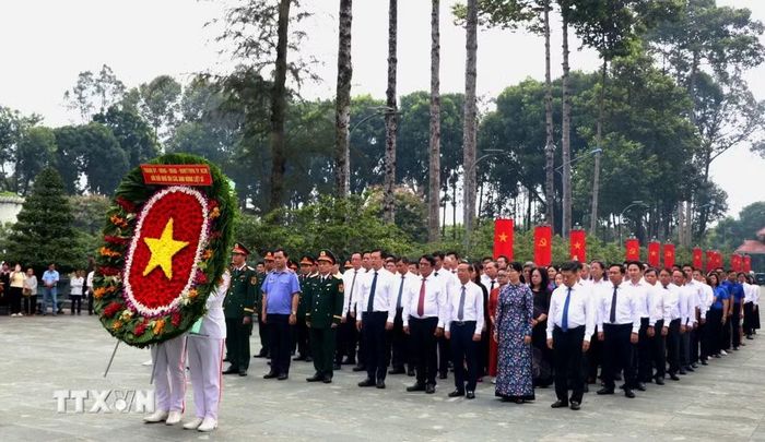Ông Lê Quốc Phong, Phó Bí thư thường trực Thành ủy Thành phố Hồ Chí Minh, cùng đoàn đại biểu dâng hoa, dâng hương tại Nghĩa trang Liệt sỹ Củ Chi, xã An Nhơn Tây. (Ảnh: TTXVN phát)