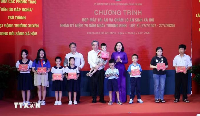 Lãnh đạo Ủy ban Mặt trận Tổ quốc Việt Nam Thành phố trao tặng học bổng cho học sinh thuộc gia đình chính sách. (Ảnh: Xuân Khu/TTXVN)