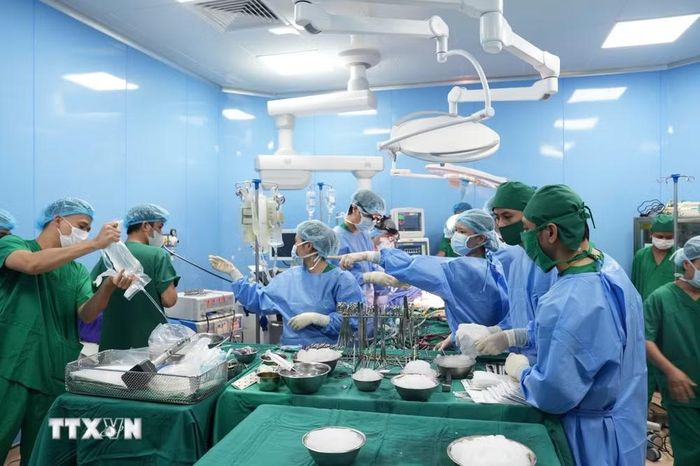 Êkíp phẫu thuật tại Bệnh viện Trung ương Quân đội 108 nỗ lực ghép tim thành công cho bệnh nhân trong rạng sáng 26/7 từ nguồn tạng hiến tiếp nhận từ Bệnh viện Bãi Cháy. (Ảnh: TTXVN phát)