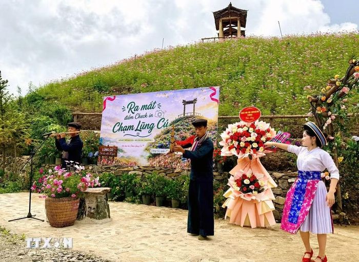 Biểu diễn văn nghệ đậm đà bản sắc văn hóa các dân tộc tại điểm check-in "Chạm Lũng Cú". (Ảnh: TTXVN phát)