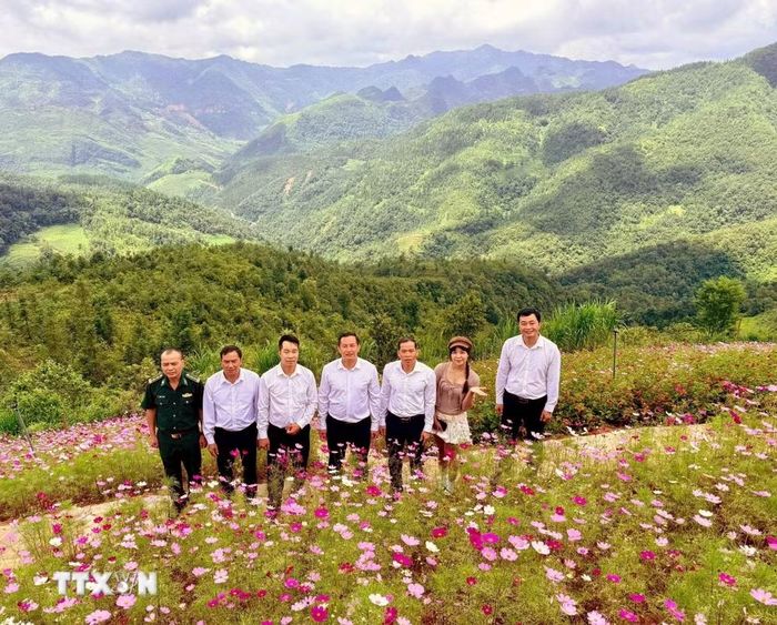 Du khách tham quan, trải nghiệm tại điểm check-in "Chạm Lũng Cú". (Ảnh: TTXVN phát)