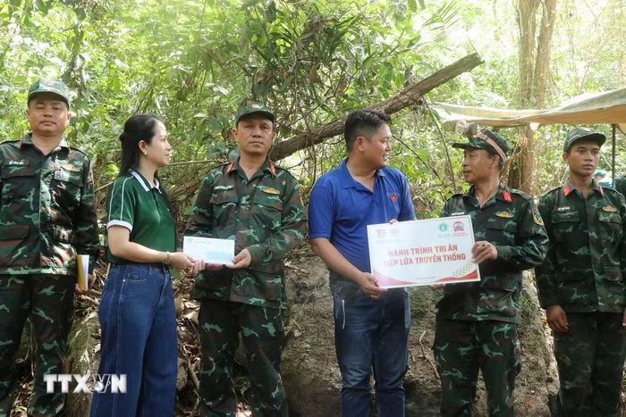 Trao tặng quà hỗ trợ lực lượng làm nhiệm vụ tại khu vực tìm kiếm hài cốt liệt sỹ ở Hang Đá Sập (xã Hà Nha, thành phố Đà Nẵng). (Ảnh: Khoa Chương/TTXVN)