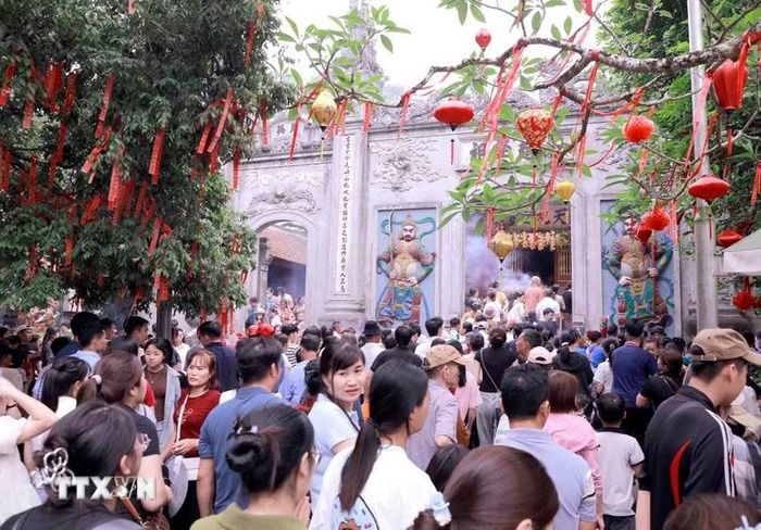 Đông đảo du khách trảy hội tại khu vực Đền Thượng trong ngày chính lễ Giỗ Tổ Hùng Vương. (Ảnh: Hoàng Hùng/TTXVN)