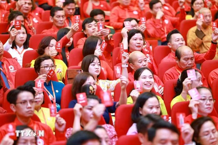 Đại biểu dự đại hội tham gia biểu quyết. (Ảnh: Thanh Tùng/TTXVN)