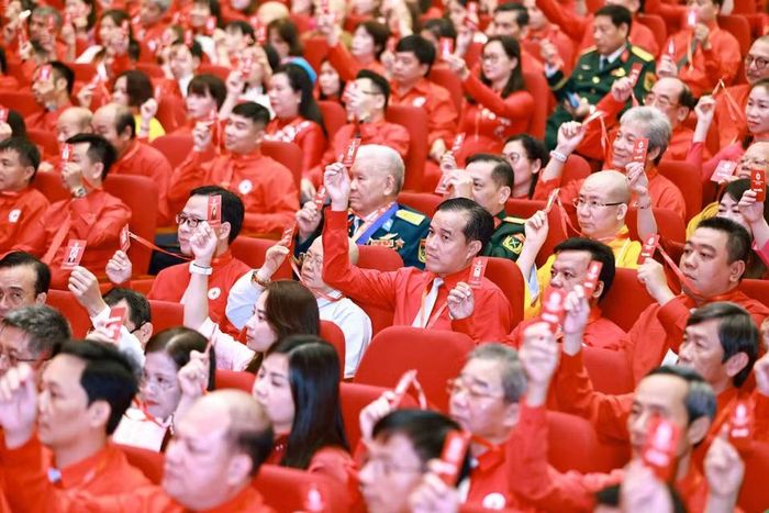 Đại biểu dự đại hội tham gia biểu quyết. (Ảnh: Thanh Tùng/TTXVN)