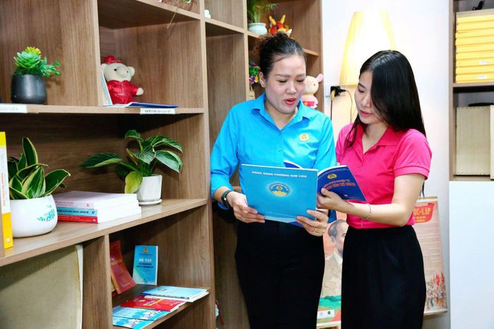 Một số mô hình tủ sách tuyên truyền pháp luật tại công đoàn cơ sở Hà Nội.