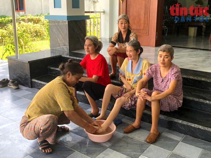 Bà Nguyễn Thị Đàn, vợ ông Lê Đình Dểnh đang chăm sóc cho 4 người con đều bị nhiễm chất độc da cam/dioxin.
