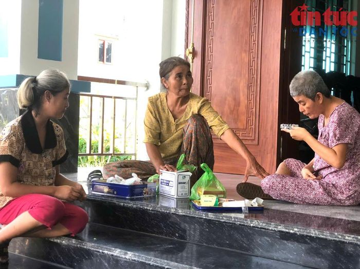 Hàng ngày bà Nguyễn Thị Đàn ngoài thời gian cơm nước, tắm giặt cho các con bà còn kiêm luôn cả việc chăm sóc y tế.