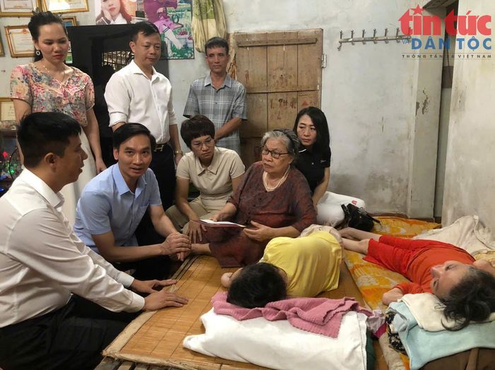 Các doanh nghiệp và nhà hảo tâm đến thăm tặng quà gia đình bà Hoàng Thị Gấm, Tổ dân phố Cốc Hạ 2, phường Đông Hương (Thanh Hóa) có 2 con đẻ là nạn nhân da cam/dioxin là chị Nguyễn Thị Anh (49 tuổi) và chị Nguyễn Thị Hương (42 tuổi).