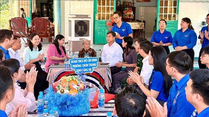Đoàn Thanh niên phường Chơn Thành (Đồng Nai) thăm hỏi, tặng quà và ảnh liệt sĩ được phục dựng đến Mẹ Việt Nam Anh hùng Nguyễn Thị Ngừng. Ảnh: Nhật Bình/TTXVN