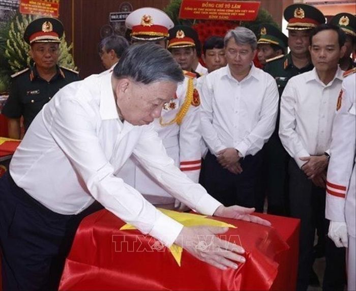 Nhân dịp kỷ niệm 79 năm Ngày Thương binh - Liệt sĩ (27/7/1947 - 27/7/2026), chiều 17/7/2026, Tổng Bí thư, Chủ tịch nước Tô Lâm đến dâng hoa, dâng hương tưởng niệm Tổng Bí thư Trần Phú và các Anh hùng liệt sĩ; kiểm tra công tác tìm kiếm, quy tập hài cốt liệt sĩ trong Chiến dịch 500 ngày đêm tại Công viên Lê Thị Riêng (Thành phố Hồ Chí Minh). Ảnh: Thống Nhất/TTXVN