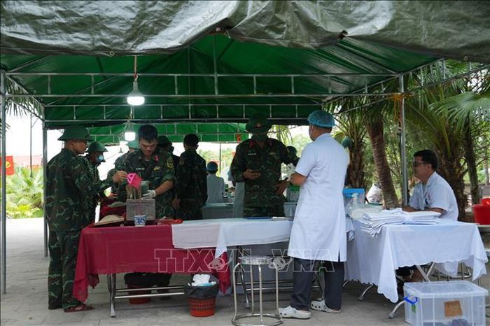 Lực lượng chức năng triển khai lấy mẫu tại các nghĩa trang liệt sĩ Nghi Lộc, Hưng Nguyên, Vinh, Nam Đàn, tỉnh Nghệ An. Ảnh: Bích Huệ/TTXVN