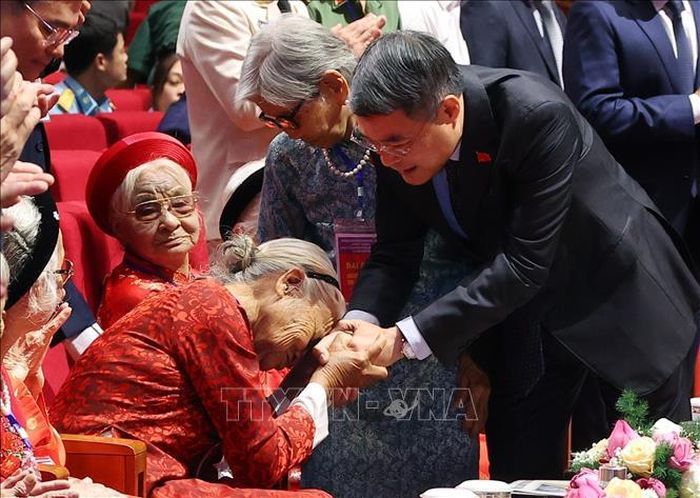 Thủ tướng Lê Minh Hưng thăm hỏi và tặng quà cho các Mẹ Việt Nam Anh hùng dự Hội nghị Tri ân người có công với cách mạng toàn quốc năm 2026, sáng 23/7/2026. Ảnh: Văn Điệp/TTXVN
