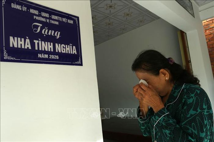 Bà Phạm Thị Kế (khu vực 8, phường Vị Thanh, thành phố Cần Thơ) là con của Liệt sĩ, xúc động khi được tặng Nhà tình nghĩa. Ảnh: Duy Khương/TTXVN