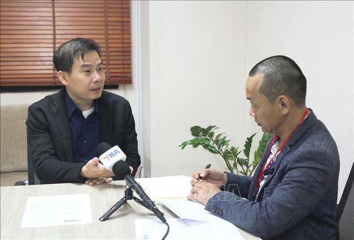 Tiến sỹ Chheang Vannarith, Phó Tổng thư ký kiêm Trưởng nhóm cố vấn Quốc hội Campuchia trả lời phỏng vấn phóng viên TTXVN thường trú tại Phnom Penh. Ảnh: Minh Hưng/PV TTXVN tại Campuchia