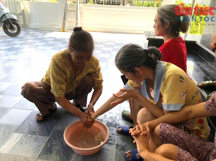 Bà Nguyễn Thị Đàn, vợ ông Lê Đình Dểnh, xã Quảng Trung (Thanh Hóa) đang chăm sóc cho 4 người con đều bị nhiễm chất độc da cam/dioxin.