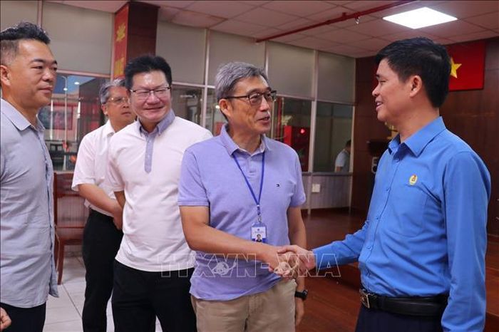 Phó Chủ tịch Tổng LĐLĐ Việt Nam Ngọ Duy Hiểu và ông Thiệu Quốc Ngạn, Tổng Giám đốc Tập đoàn Quốc tế Pou Chen (Đài Loan, Trung Quốc) tại buổi làm việc giữa Tổng Liên đoàn Lao động Việt Nam với Liên đoàn Lao động Thành phố Hồ Chí Minh, lãnh đạo Công ty trách nhiệm hữu hạn PouYuen Việt Nam (phường Tân Tạo). Ảnh: Thanh Vũ/TTXVN