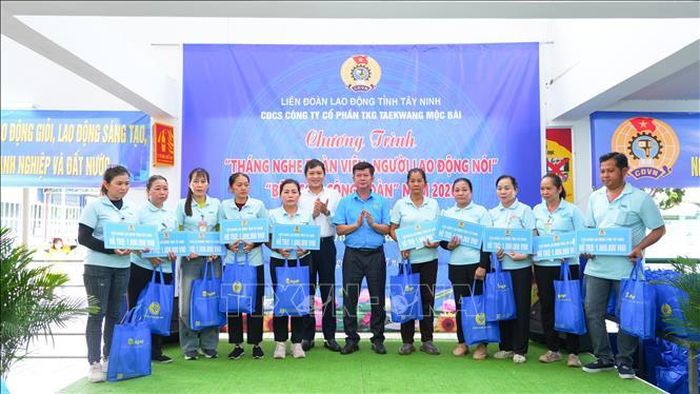 Liên đoàn Lao động tỉnh Tây Ninh trao quà tặng đoàn viên, người lao động có hoàn cảnh khó khăn tại Chương trình “Bữa cơm Công đoàn” năm 2026. Ảnh: Minh Phú/TTXVN