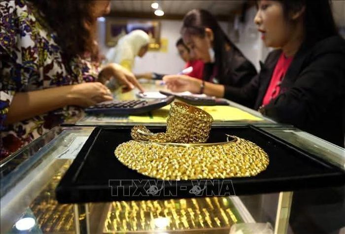Trang sức vàng được bày bán tại tiệm kim hoàn ở Yangon, Myanmar. Ảnh: THX/TTXVN