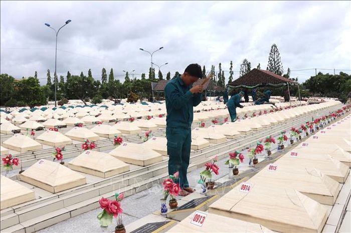 Các tổ công tác thực hiện công việc một cách cẩn trọng, đầy trách nhiệm.