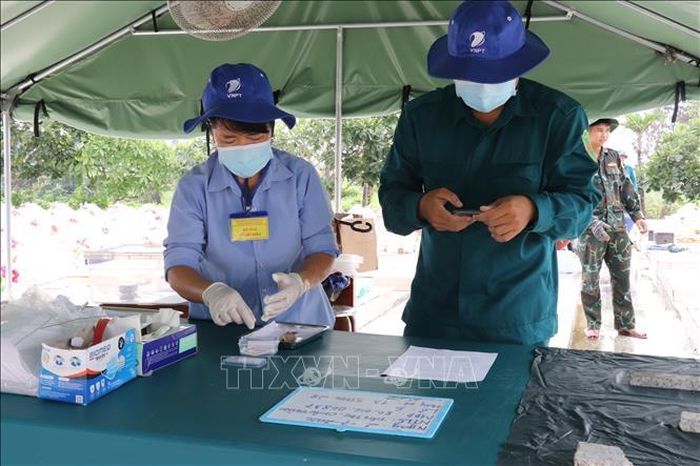 Chiến dịch lấy mẫu hài cốt liệt sĩ phục vụ giám định ADN đang là hành trình tri ân đầy nhân văn của Đảng, Nhà nước và toàn xã hội, và cũng là nhiệm vụ chuyên môn quy mô lớn chưa từng có. Sau mỗi mẫu vật được thu nhận là hy vọng về một ngày những người con đã hy sinh cho Tổ quốc được gọi đúng tên mình, trở về với gia đình sau nhiều thập kỷ mòn mỏi đợi chờ. Trong ảnh: Công tác số hóa.