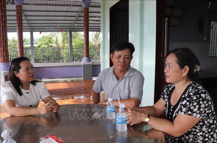 Cán bộ chính sách xã Bình Hiệp, tỉnh Tây Ninh thông báo kế hoạch lấy mẫu ADN thân nhân liệt sĩ để thực hiện công tác đối chiếu.