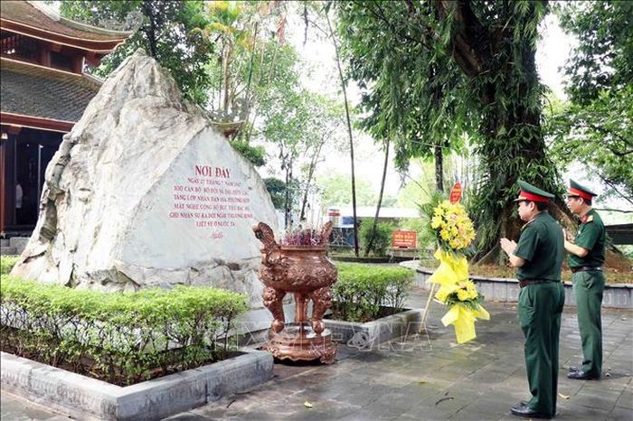 Cán bộ, người dân đến tưởng niệm, tri ân các Anh hùng Liệt sĩ tại Khu di tích lịch sử Quốc gia 27-7. Ảnh: Trần Trang/TTXVN