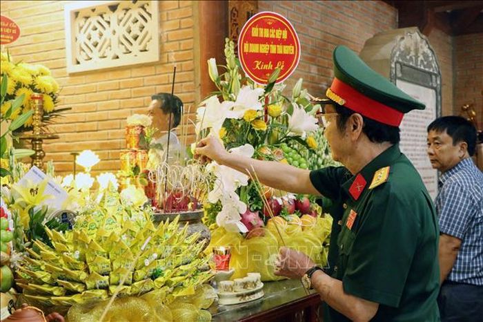 Cán bộ, chiến sĩ dâng hương tại Di tích 27-7. Ảnh: Trần Trang/TTXVN