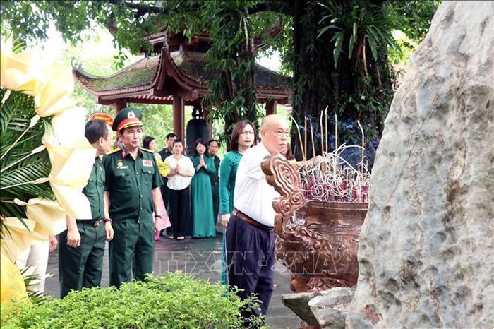 Người dân trên khắp mọi miển Tổ quốc về Di tích dâng hương tri ân các Anh hùng Liệt sĩ. Ảnh: Trần Trang/TTXVN