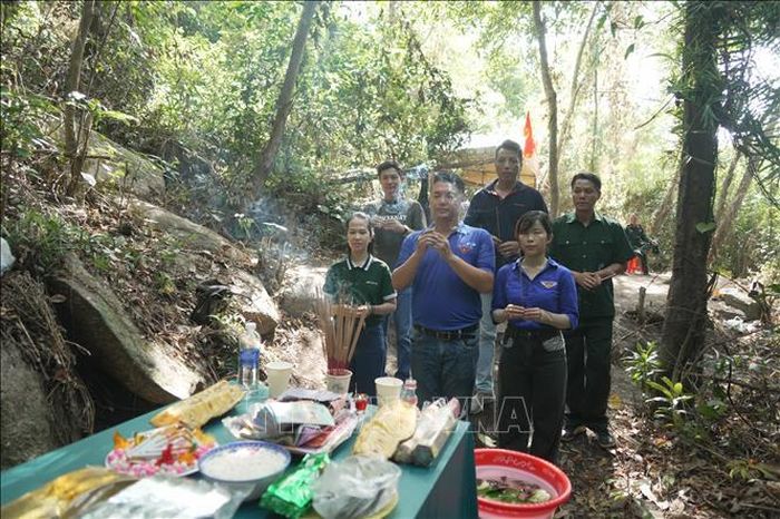 Trung tâm Thông tin Thông tấn xã Việt Nam khu vực miền Trung - Tây Nguyên dâng hoa, dâng hương tại khu vực tìm kiếm hài cốt liệt sĩ ở Hang Đá Sập (xã Hà Nha, thành phố Đà Nẵng. Ảnh: Khoa Chương/TTXVN